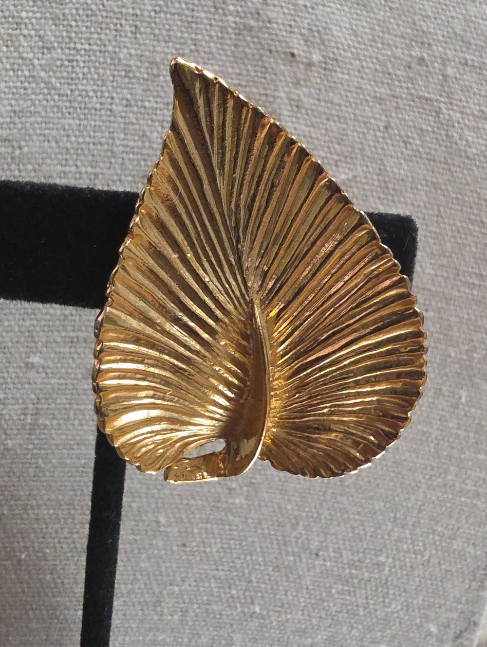 Vintage Gold Tone Textured Leaf Brooch Ribbed Palm Cordate Leaf Pin